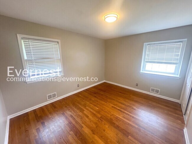 Building Photo - 3 Bed, 2 Bath Home with Fenced Yard & Garage / Pet-Friendly / Vouchers Accepted / Available Now!
