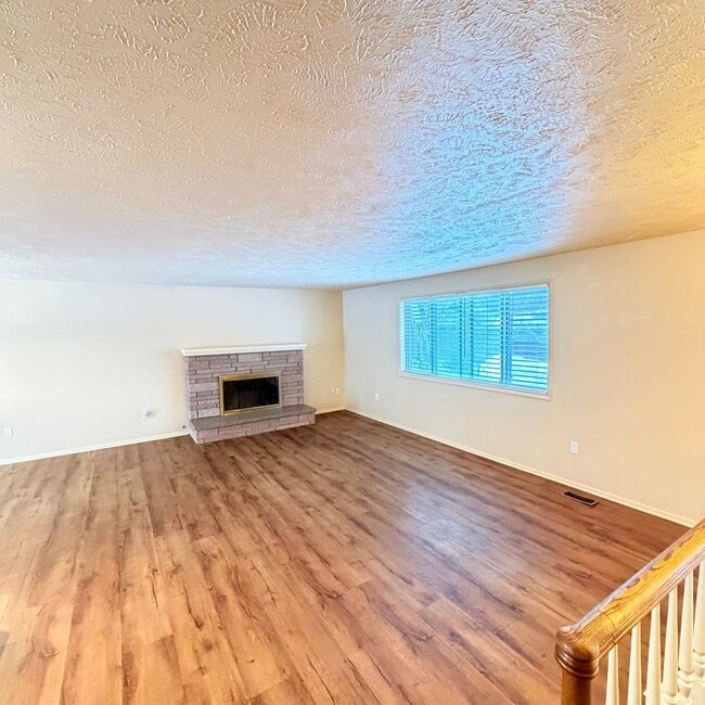 Building Photo - 906 Summit Dr