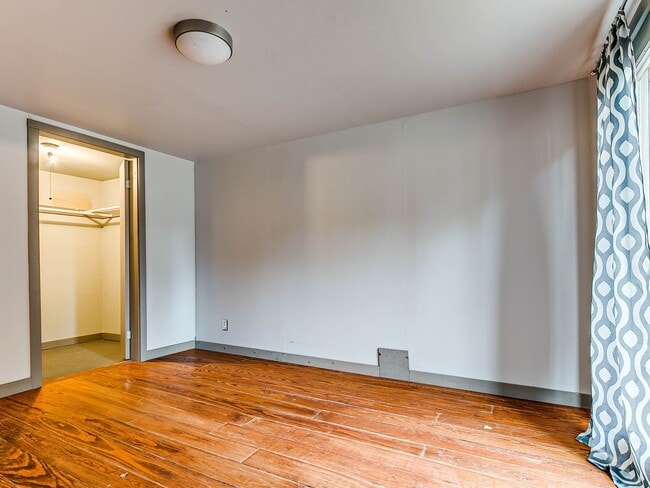Building Photo - Unique with a Artsy Flare    1Bed + Flex Room /1.5 Bath in Edgemere Park