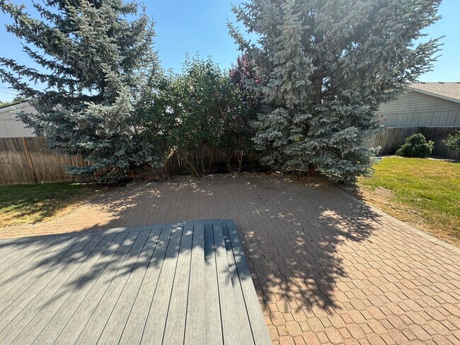 Building Photo - Spacious 4 Bed, 2.5 Bath Home!