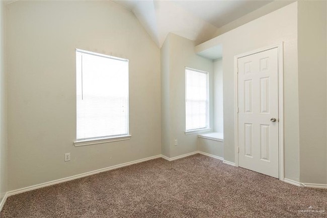 Building Photo - 15 Ivy Ave