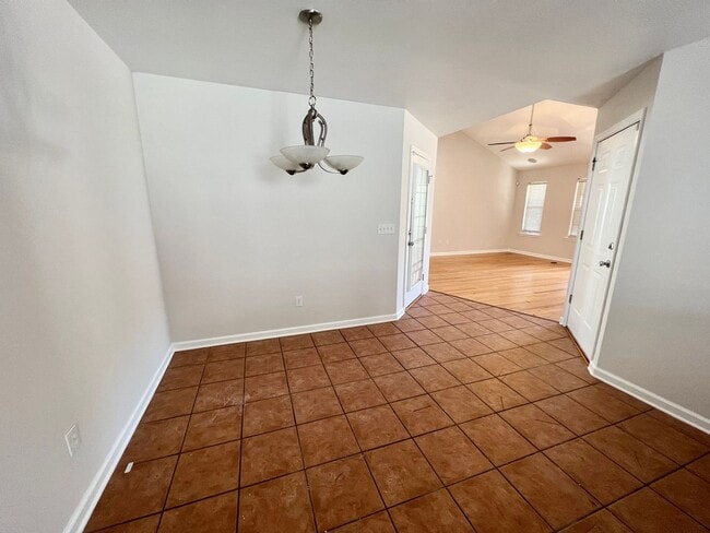 Building Photo - Screened in Porch and 2 Car Garage!