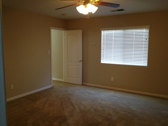 Building Photo - Beautiful NW Home 5 bed/2 bath $2700 Deposit & 2700 Rent