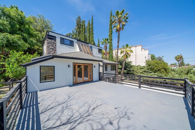 Building Photo - Beautifully Renovated Woodland Hills Home