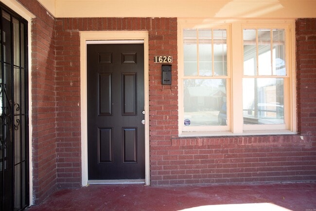 Building Photo - 1626 Gum St