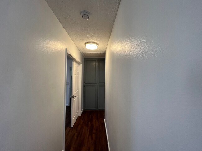 Building Photo - Bright & Beautifully Renovated 3 Bed, 2 Ba...
