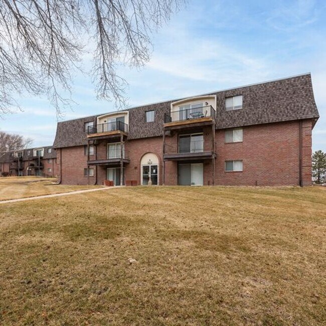 Building Photo - Spacious Apartments Located in the Heart o...