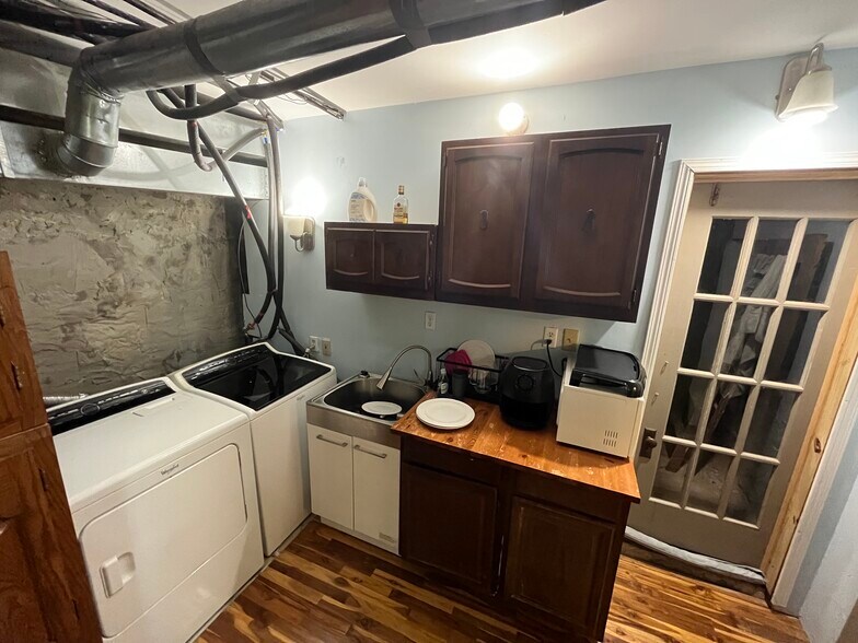 Building Photo - 2177 Sohn St