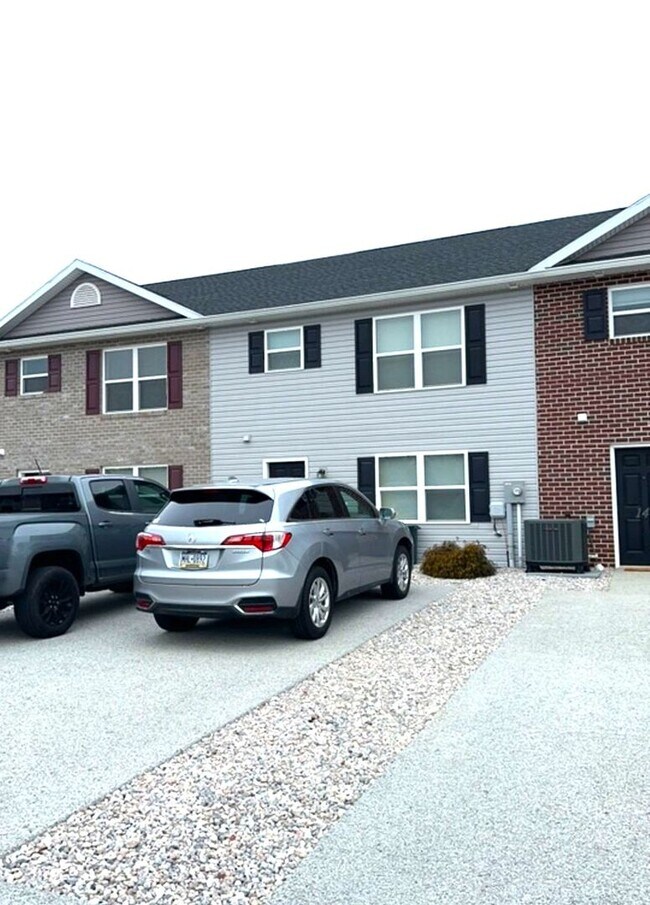 Building Photo - Spacious 3-Bedroom End-Unit Townhouse – Ap...