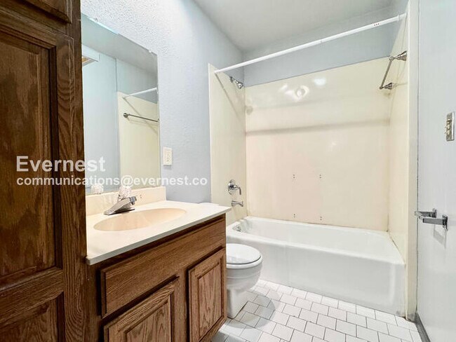 Building Photo - 1327 S Lawton Ave