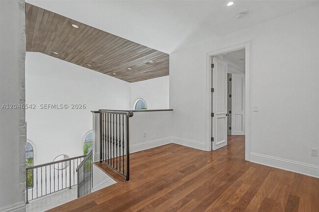 Building Photo - 2561 Trapp Ave