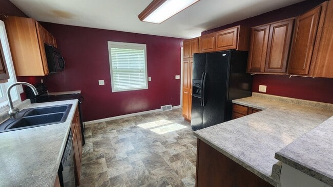 Building Photo - 3 Bedroom, 2 Bathroom House - Available May 1st with early move-in possible!