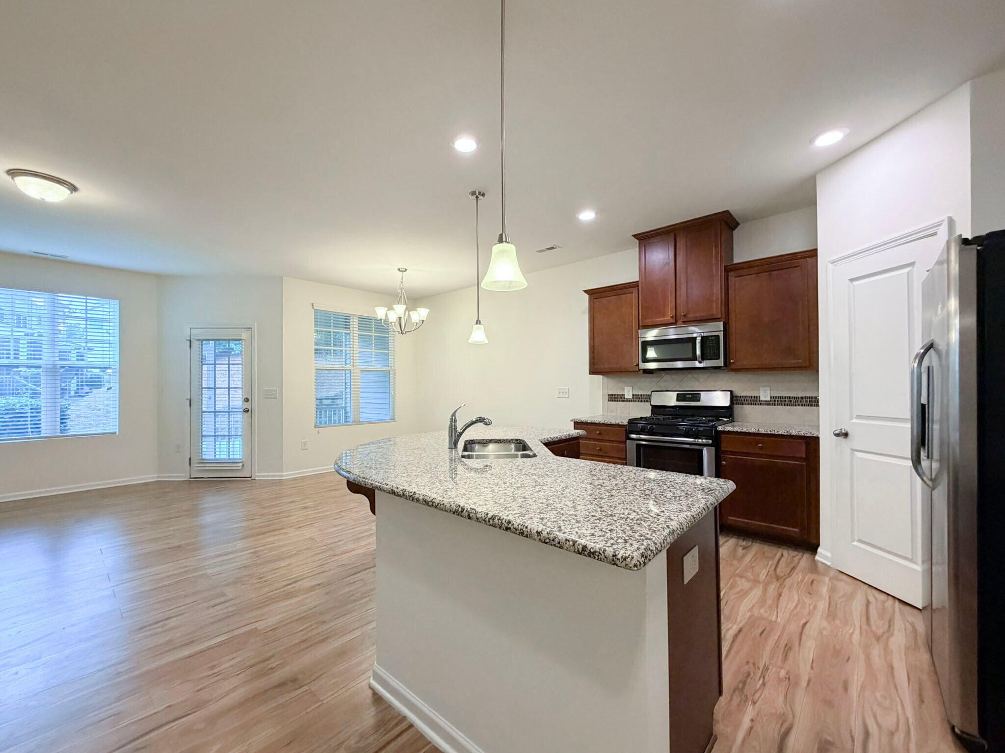 Building Photo - 907 Saratoga Dr