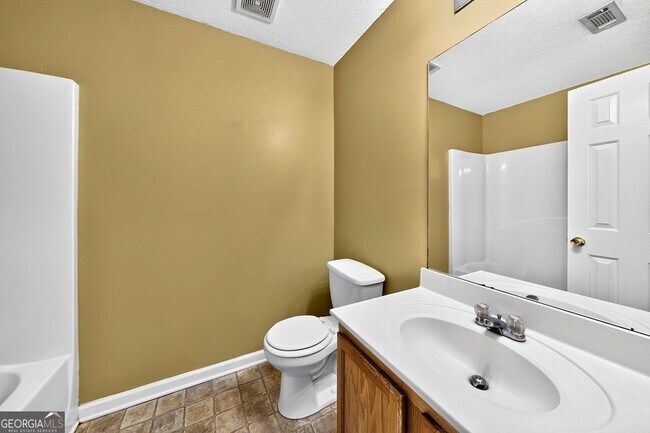 Building Photo - 744 W Vincent Dr
