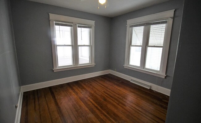 Building Photo - Spacious updated 4 bed 2 bath home in the heart of Rock Island!