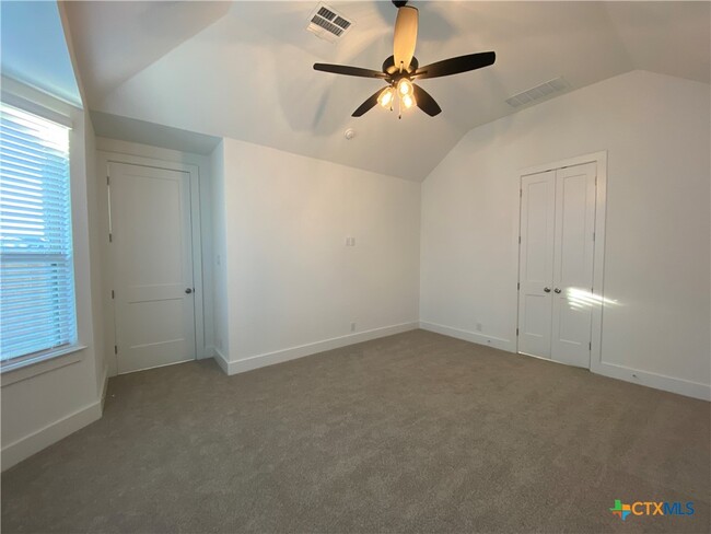 Building Photo - 1032 Easy Gruene