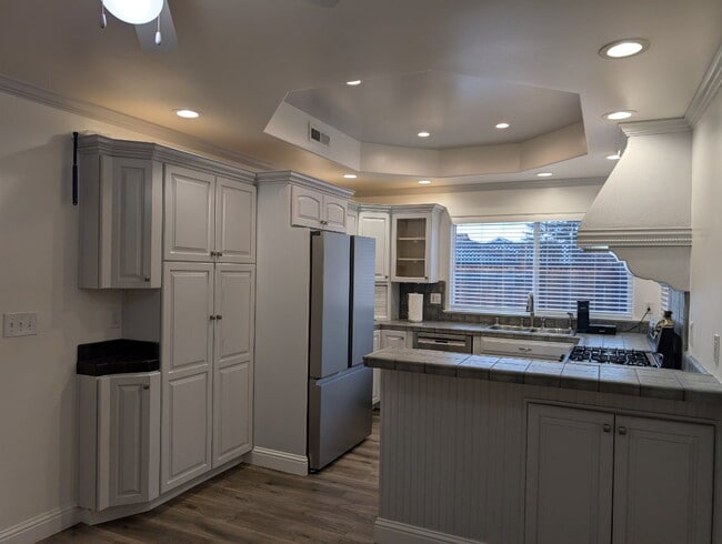 Building Photo - Lovely 2 bedroom and 2 bath remodeled home in South San Jose with a swimming Pool, 2 car garage, ...