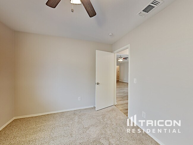 Building Photo - 335 Pin Oak Ln