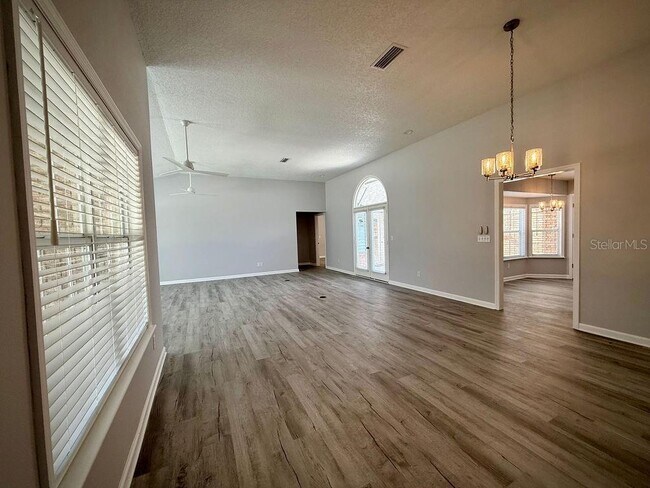Building Photo - 2410 S Glen Eagles Dr