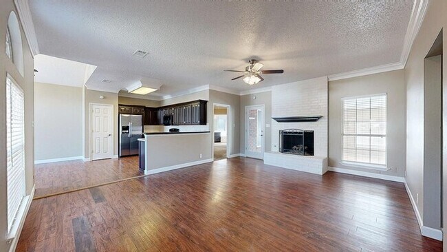 Building Photo - 3 bed 2 bath home, 2 car garage