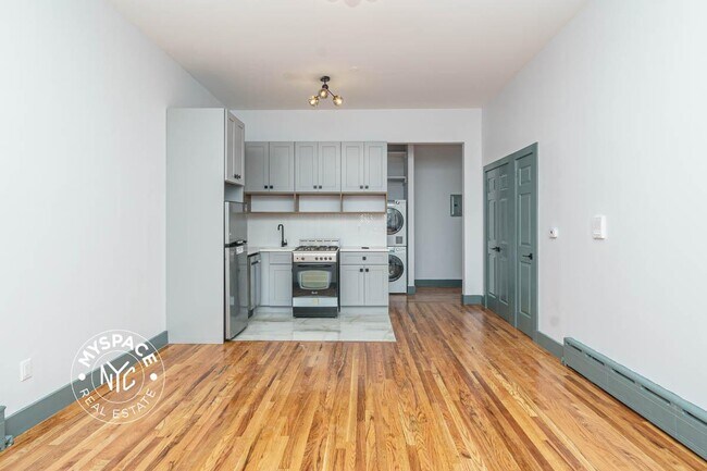 Building Photo - 52 Monitor St