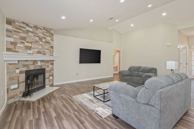 Building Photo - 4 bedroom 2 bathroom