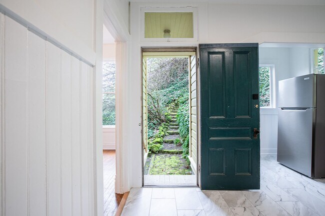 Building Photo - 1940-1946-1946 SW Market St Dr