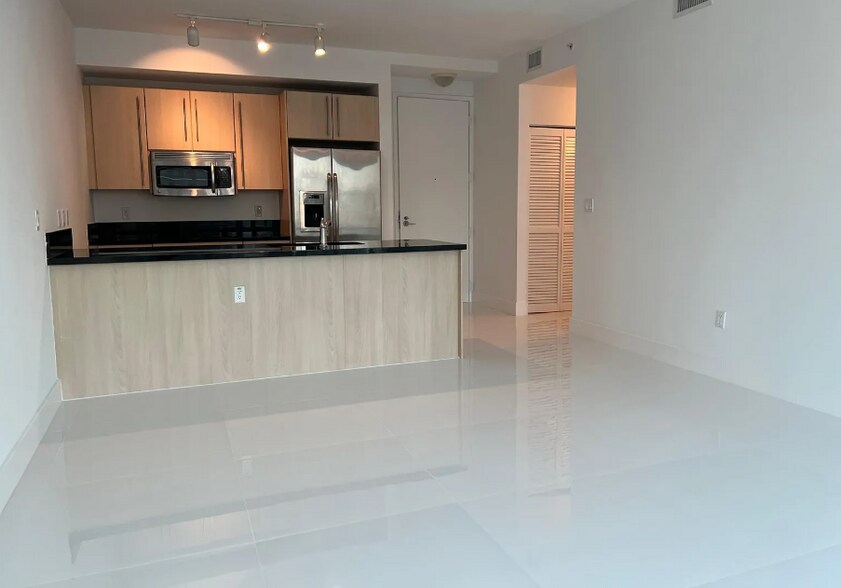 Building Photo - 1111 SW 1st Ave