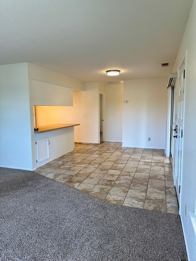 Building Photo - 2 Bedroom 1 Bath Near Downtown Available 8...