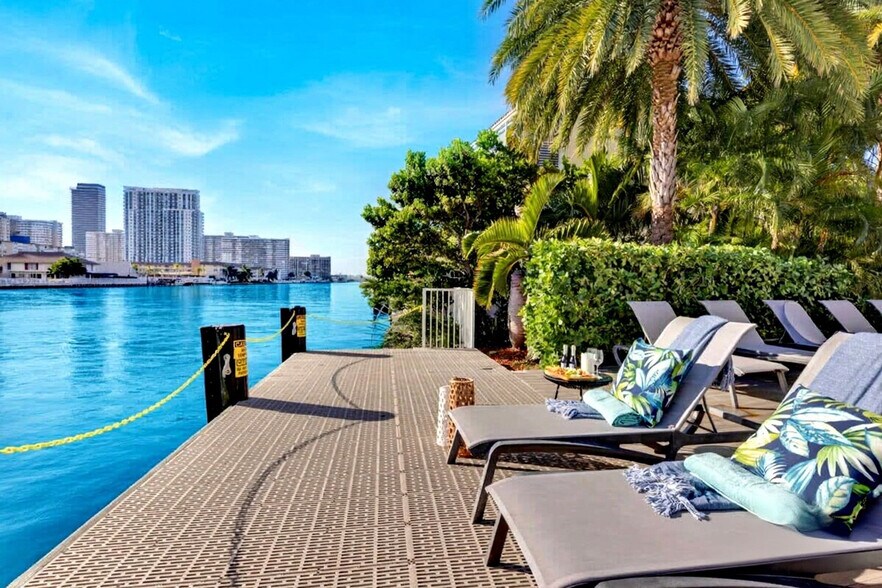 Building Photo - 2602 E Hallandale Beach Blvd