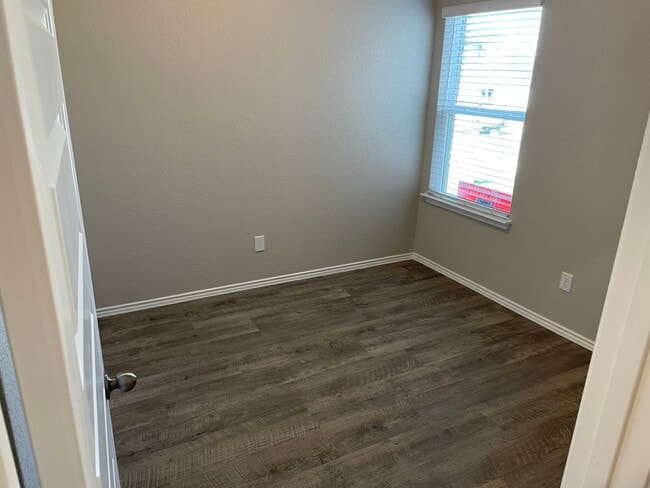 Building Photo - Three Bedroom | Two Bath Home in Scott's Hollow