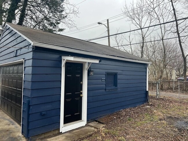 Building Photo - 2202 Hamilton Ave