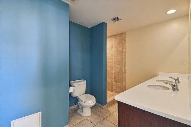 Building Photo - 1208 E Kennedy Blvd