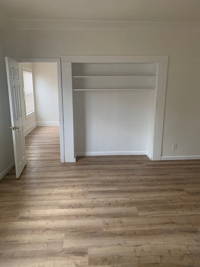 Building Photo - 137 E 31st St