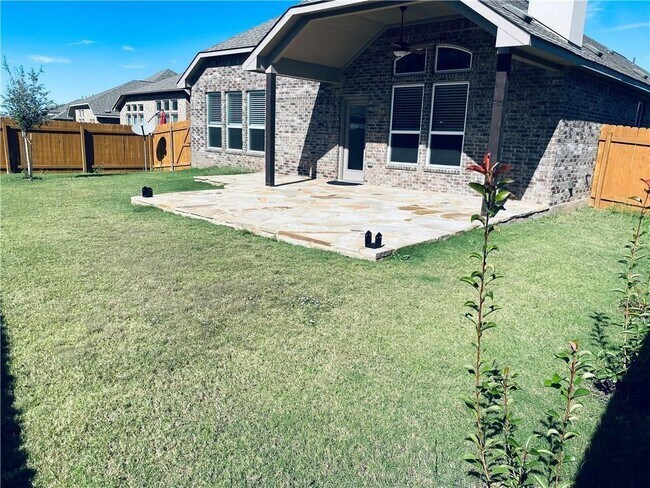 Building Photo - 1009 Sundrops St