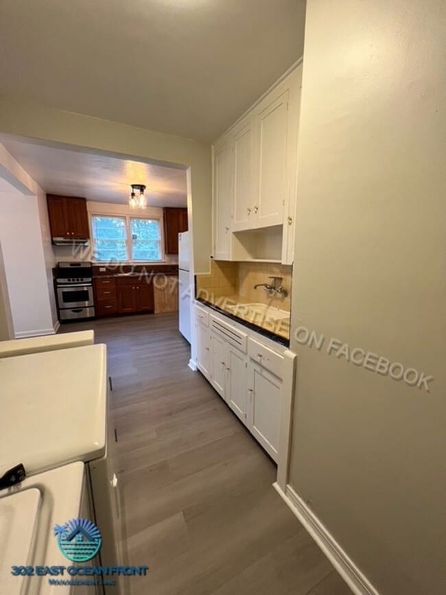 Building Photo - Huge 4 bedroom / 2 bathroom updated home n...