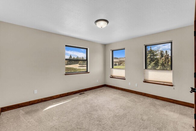 Building Photo - Stunning Mountain Retreat