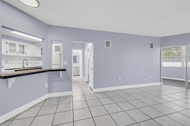 Building Photo - 1659 NE Miami Gardens Dr
