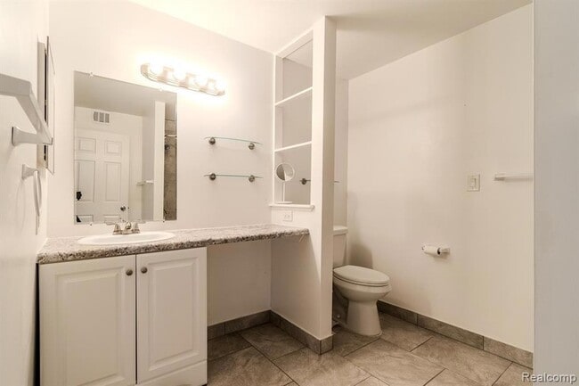 Building Photo - 474 Fox Hills Dr S