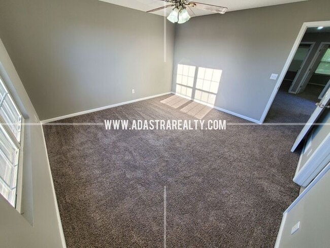 Building Photo - Spacious Duplex in the Heart of Olathe-Ava...