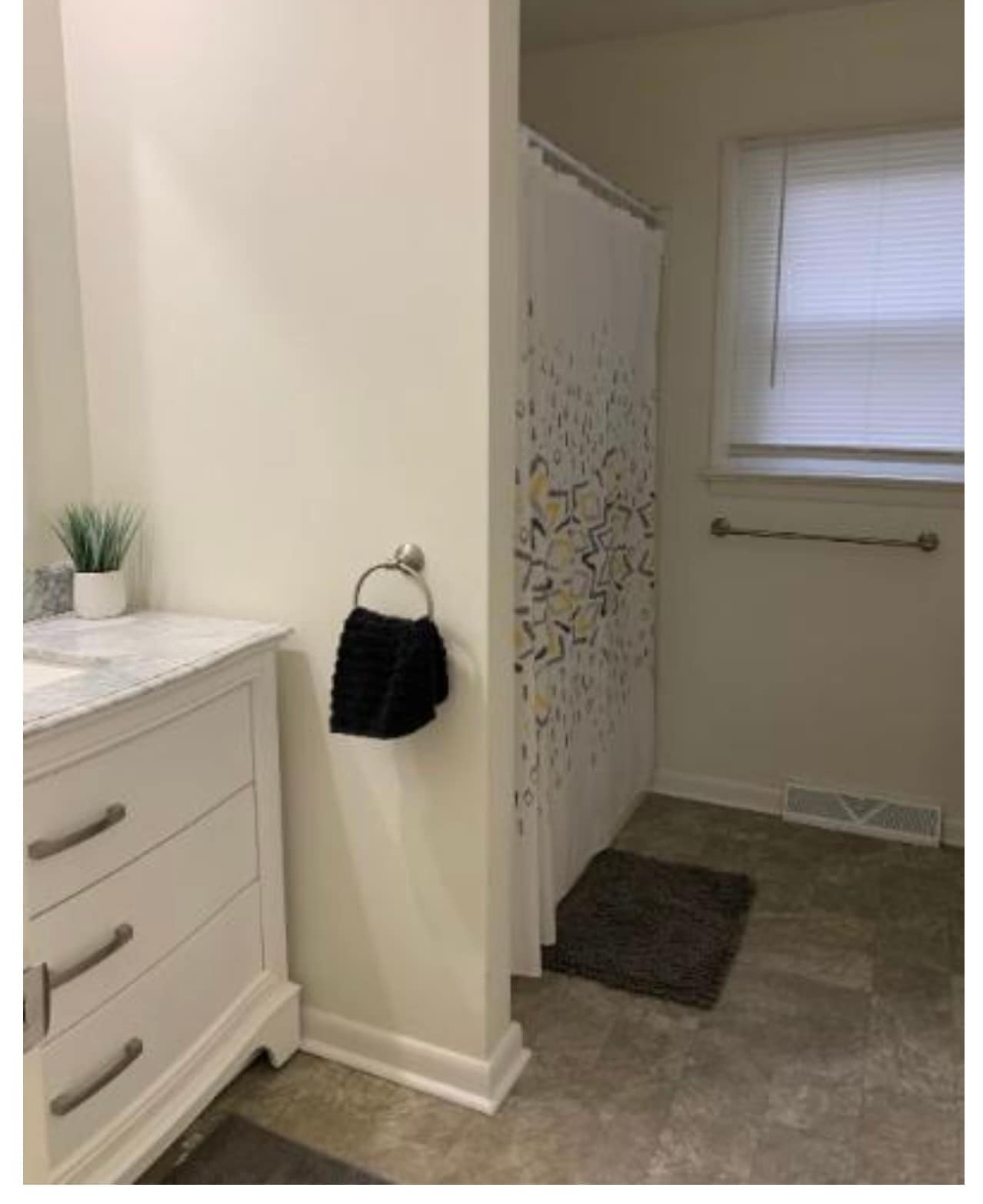 Full bathroom - 134 E Chapel Ave