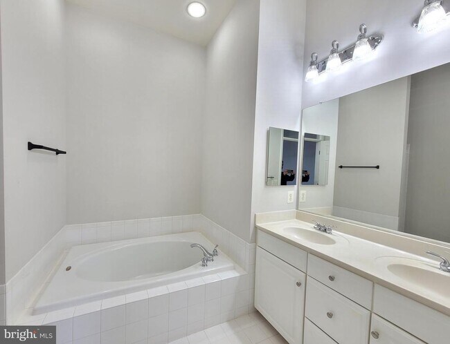 Building Photo - 3618 Sprigg St S