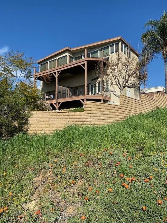 Building Photo - Spacious Studio aand 1-bedroom Apartments in Mission Hills – Prime Location!