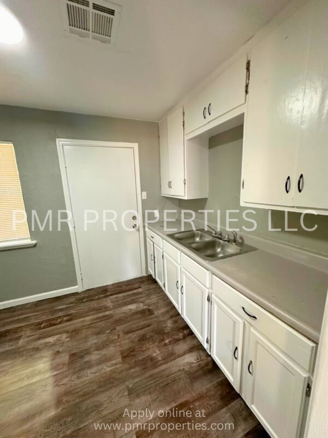 Building Photo - 2 Bedrooms / 1 Bathroom House