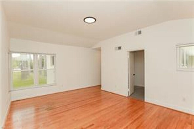 Building Photo - 4 BED/3 BATH LOCATED IN A WATERFRONT COMMUNITY!