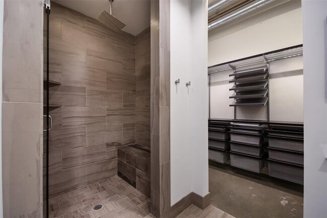 Building Photo - 800 W 5th St