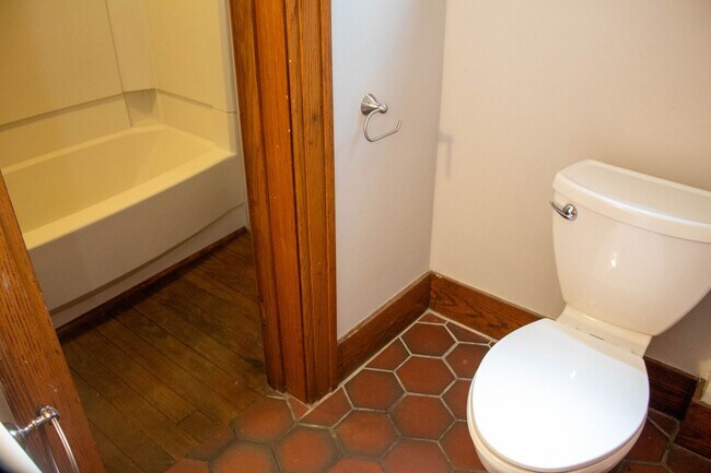 Building Photo - AVAILABLE FOR AUGUST 2026!  Large house ne...