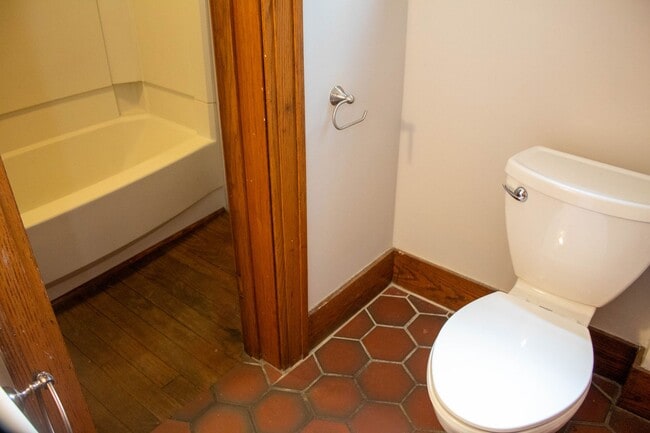 Building Photo - AVAILABLE FOR AUGUST 2026!  Large house near KRANNERT!