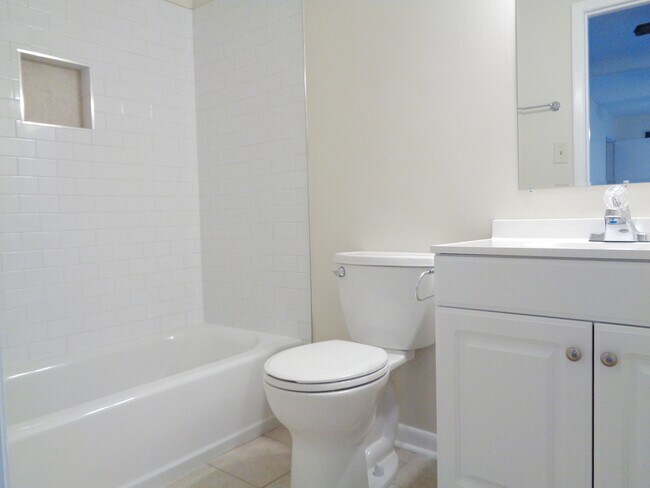 Building Photo - **Available Now** Spacious 3 Bedroom 2 Bath in Savannah!