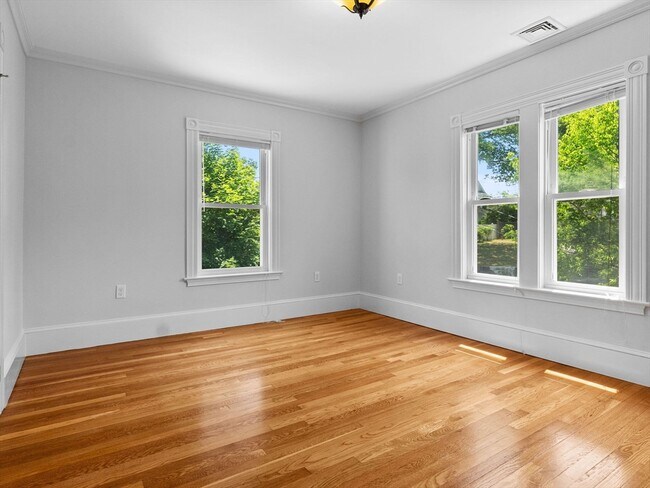 Building Photo - 55 Hale St